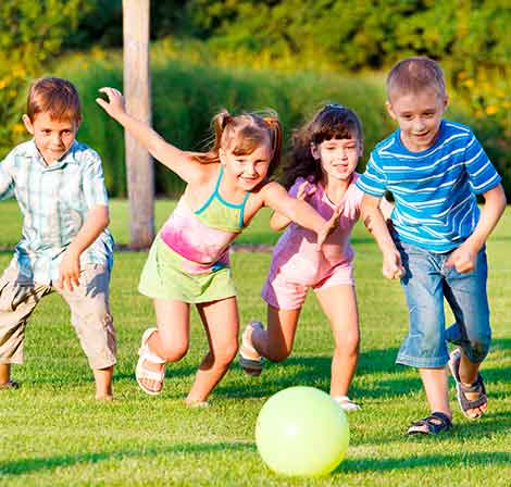 Sumérgete en la diversión con Banana Boat en tu parque de juegos preferido, y disfruta de más tiempo de entretenimiento sin temor al sol.