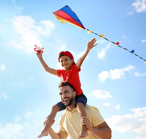 Goza de la felicidad bajo el sol en compañía de tu familia y Banana Boat, utilizando el protector solar adecuado para entretenerte al aire libre.